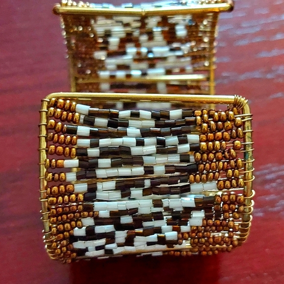 Unique artisanal beaded wire cuff bracelet - Picture 4 of 4